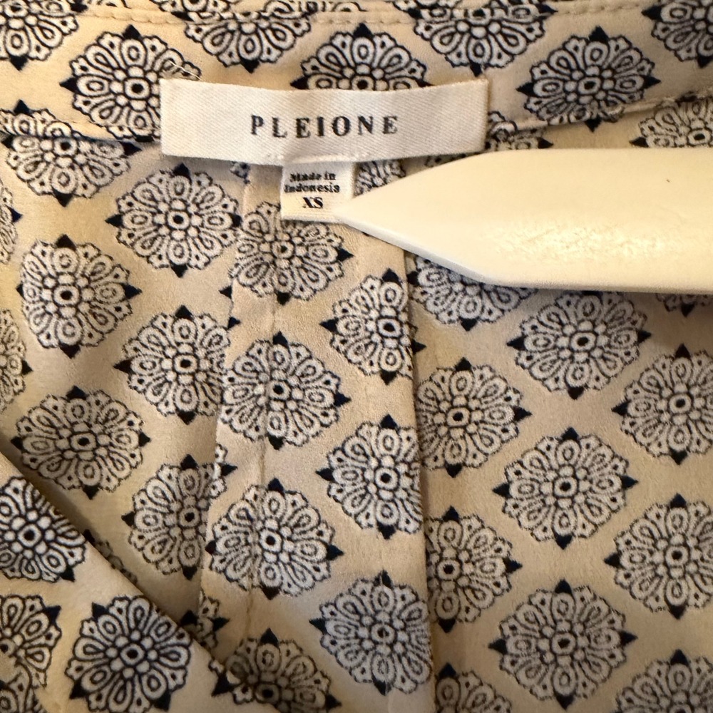 Pleione Womens Cream Navy Blue Geometric Medallion Cap Sleeve Blouse XS 504659RK - Picture 3 of 4